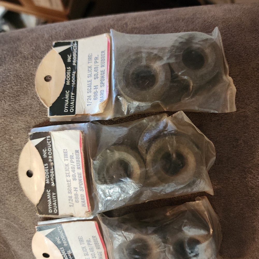 NOS DYNAMIC MODELS INC. SLOT CAR  Hard SPONGE RUBBER SLICK TIRES 698-H 1/24 1/32